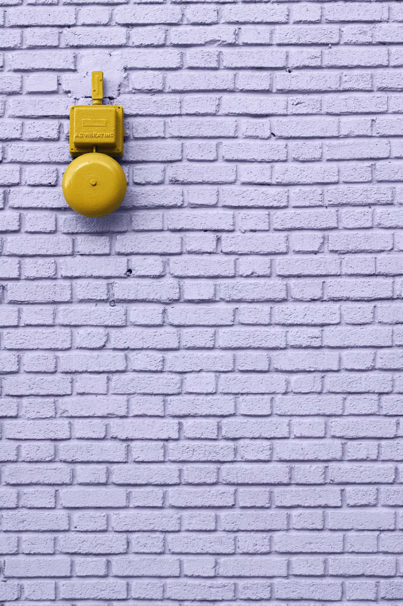 紫墙上黄色警钟